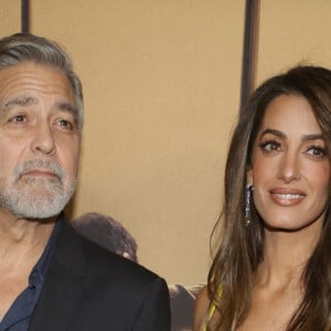Une magnifique femme libano-britannique qui est loin de ne compter que son physique comme atout !
George Clooney et Amal Clooney - Première du film "The Boys in The Boat" à Los Angeles, le 11 décembre 2023. 