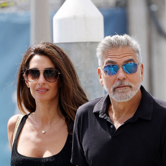 L'acteur américain George Clooney et sa femme Amal arrivent en bateau-taxi à l'aéroport de Venise-Marco Polo après avoir assister au 80ème festival international du film de Venise, La Mostra, à Venise, Italie, le 1er septembre 2023. 