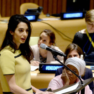 Amal Alamuddin Clonney, enceinte, demande au gouvernement Irakien et aux pays de l'ONU de sévir contre Daesh lors d'un discours à l'ONU à New York le 9 mars 2017. Elle était accompagnée de sa cliente, une femme Yezidi violée et vendue comme esclave. Amal Clooney souhaite, par son action, que les membres de Daesh répondent de leurs actes devant une cour de justice. Le combat va être de longue haleine. 