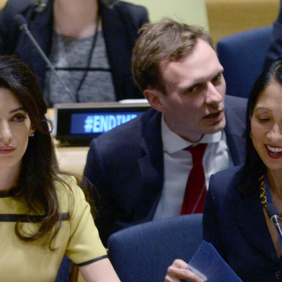 Amal Alamuddin Clonney, enceinte, demande au gouvernement Irakien et aux pays de l'ONU de sévir contre Daesh lors d'un discours à l'ONU à New York le 9 mars 2017. Elle était accompagnée de sa cliente, une femme Yezidi violée et vendue comme esclave. Amal Clooney souhaite, par son action, que les membres de Daesh répondent de leurs actes devant une cour de justice. Le combat va être de longue haleine. 