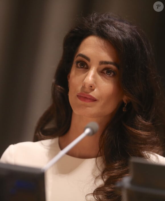 Amal Clooney est une avocate spécialisée dans la défense des droits de l'Homme. Et elle a récemment eu une mission de la plus haute importance, confiée par la cour pénale internationale
Amal Clooney prononce un discours à l'ONU à New York le 16 septembre 2016. Amal Clooney a choisi de défendre la cause des femmes Yézidis, persécutées et abusées par les hommes du groupe Etat Islamique. Ce vendredi, sa protégée, Nadia Murad, a été nommée ambassadrice de l'ONU pour la dignité des victimes du trafic d'êtres humains. Une vrai victoire pour l'avocate. 