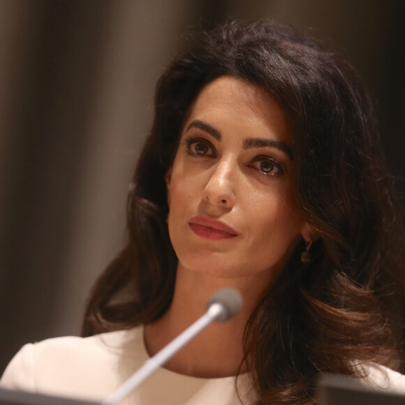 Amal Clooney est une avocate spécialisée dans la défense des droits de l'Homme. Et elle a récemment eu une mission de la plus haute importance, confiée par la cour pénale internationale
Amal Clooney prononce un discours à l'ONU à New York le 16 septembre 2016. Amal Clooney a choisi de défendre la cause des femmes Yézidis, persécutées et abusées par les hommes du groupe Etat Islamique. Ce vendredi, sa protégée, Nadia Murad, a été nommée ambassadrice de l'ONU pour la dignité des victimes du trafic d'êtres humains. Une vrai victoire pour l'avocate. 