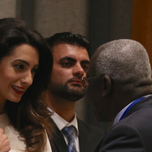 Amal Clooney prononce un discours à l'ONU à New York le 16 septembre 2016. Amal Clooney a choisi de défendre la cause des femmes Yézidis, persécutées et abusées par les hommes du groupe Etat Islamique. Ce vendredi, sa protégée, Nadia Murad, a été nommée ambassadrice de l'ONU pour la dignité des victimes du trafic d'êtres humains. Une vrai victoire pour l'avocate. 