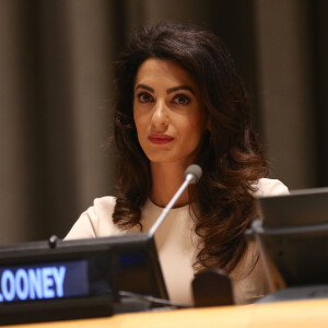 Des doutes confirmés par les éléments rapportés par les autres personnes missionnées à l'image d'Amal Clooney. Les jurés ont même été "unanimes" 
Amal Clooney prononce un discours à l'ONU à New York le 16 septembre 2016. Amal Clooney a choisi de défendre la cause des femmes Yézidis, persécutées et abusées par les hommes du groupe Etat Islamique. Ce vendredi, sa protégée, Nadia Murad, a été nommée ambassadrice de l'ONU pour la dignité des victimes du trafic d'êtres humains. Une vrai victoire pour l'avocate. 