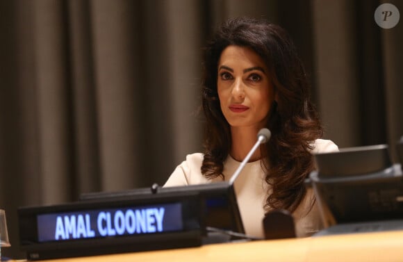 Des doutes confirmés par les éléments rapportés par les autres personnes missionnées à l'image d'Amal Clooney. Les jurés ont même été "unanimes" 
Amal Clooney prononce un discours à l'ONU à New York le 16 septembre 2016. Amal Clooney a choisi de défendre la cause des femmes Yézidis, persécutées et abusées par les hommes du groupe Etat Islamique. Ce vendredi, sa protégée, Nadia Murad, a été nommée ambassadrice de l'ONU pour la dignité des victimes du trafic d'êtres humains. Une vrai victoire pour l'avocate. 