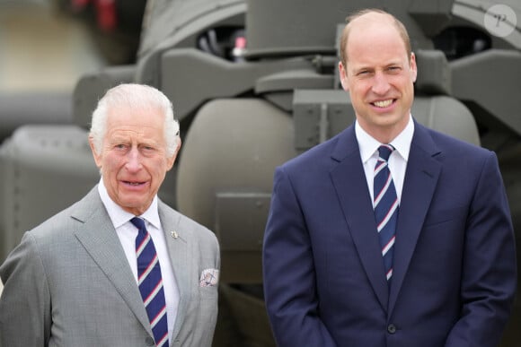 Le roi Charles III d'Angleterre remet officiellement le rôle de colonel en chef de l'Army Air Corps au prince William, prince de Galles à la base militaire Army Aviation Center de Middle Wallop, Hampshire, Royaume Uni, le 13 mai 2024. © Julien Burton/Bestimage 