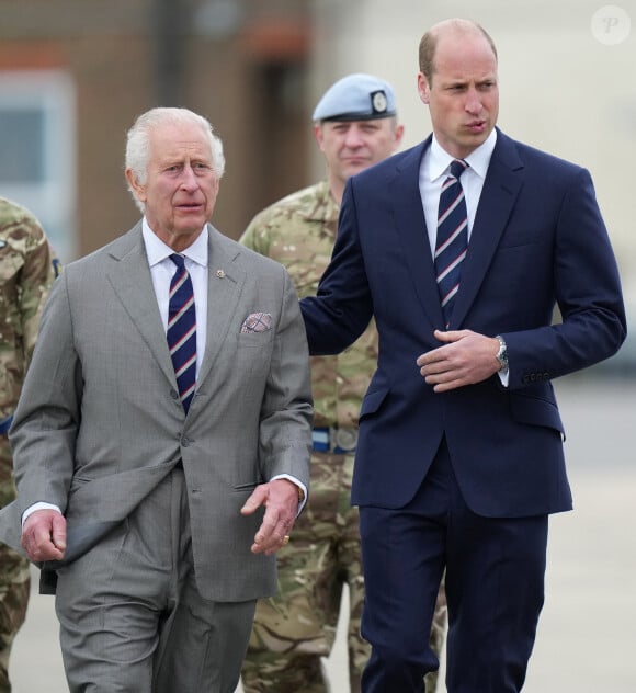 Le roi Charles III d'Angleterre remet officiellement le rôle de colonel en chef de l'Army Air Corps au prince William, prince de Galles à la base militaire Army Aviation Center de Middle Wallop, Hampshire, Royaume Uni, le 13 mai 2024. © Julien Burton/Bestimage 