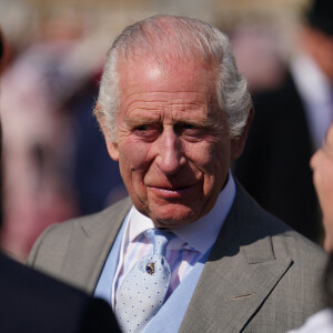 Sa popularité va-t-elle baisser avec cette affaire ? 
Le roi Charles III d'Angleterre et Camilla Parker Bowles, reine consort d'Angleterre, reçoivent des invités lors d'une Garden Party à Buckingham Palace à Londres, le 8 mai 2024. 