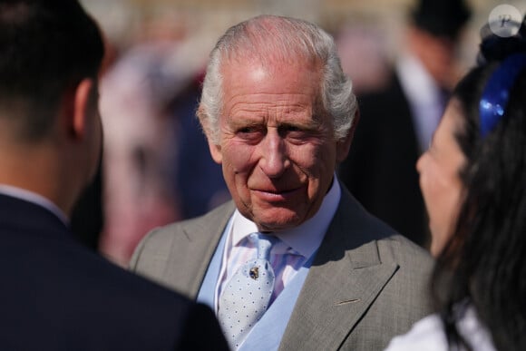 Sa popularité va-t-elle baisser avec cette affaire ? 
Le roi Charles III d'Angleterre et Camilla Parker Bowles, reine consort d'Angleterre, reçoivent des invités lors d'une Garden Party à Buckingham Palace à Londres, le 8 mai 2024. 