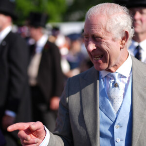 Le roi Charles III d'Angleterre et Camilla Parker Bowles, reine consort d'Angleterre, reçoivent des invités lors d'une Garden Party à Buckingham Palace à Londres, le 8 mai 2024. 