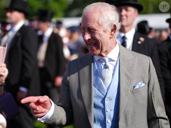 Le roi Charles III d'Angleterre et Camilla Parker Bowles, reine consort d'Angleterre, reçoivent des invités lors d'une Garden Party à Buckingham Palace à Londres, le 8 mai 2024. 