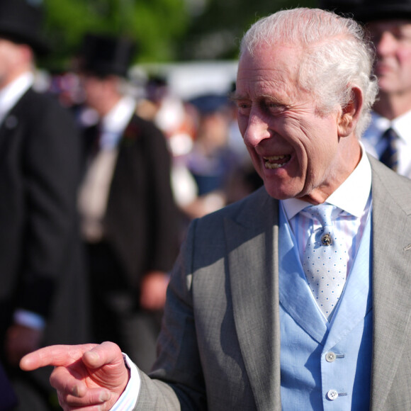 Le roi Charles III d'Angleterre et Camilla Parker Bowles, reine consort d'Angleterre, reçoivent des invités lors d'une Garden Party à Buckingham Palace à Londres, le 8 mai 2024. 