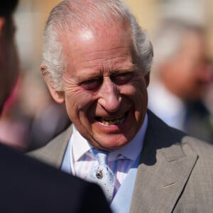 Le roi Charles III d'Angleterre et Camilla Parker Bowles, reine consort d'Angleterre, reçoivent des invités lors d'une Garden Party à Buckingham Palace à Londres, le 8 mai 2024. 