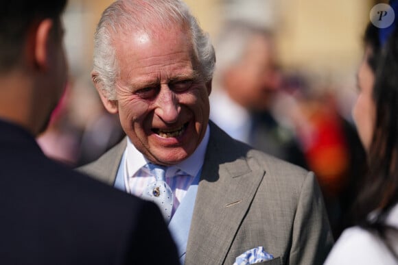 Le roi Charles III d'Angleterre et Camilla Parker Bowles, reine consort d'Angleterre, reçoivent des invités lors d'une Garden Party à Buckingham Palace à Londres, le 8 mai 2024. 