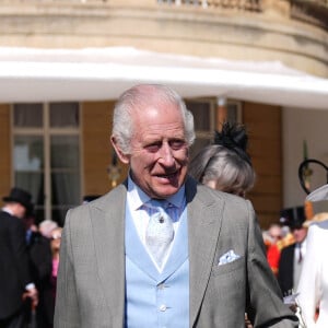 En effet, le roi habite désormais de plus en plus à Windsor. 
Le roi Charles III d'Angleterre et Camilla Parker Bowles, reine consort d'Angleterre, reçoivent des invités lors d'une Garden Party à Buckingham Palace à Londres, le 8 mai 2024. 