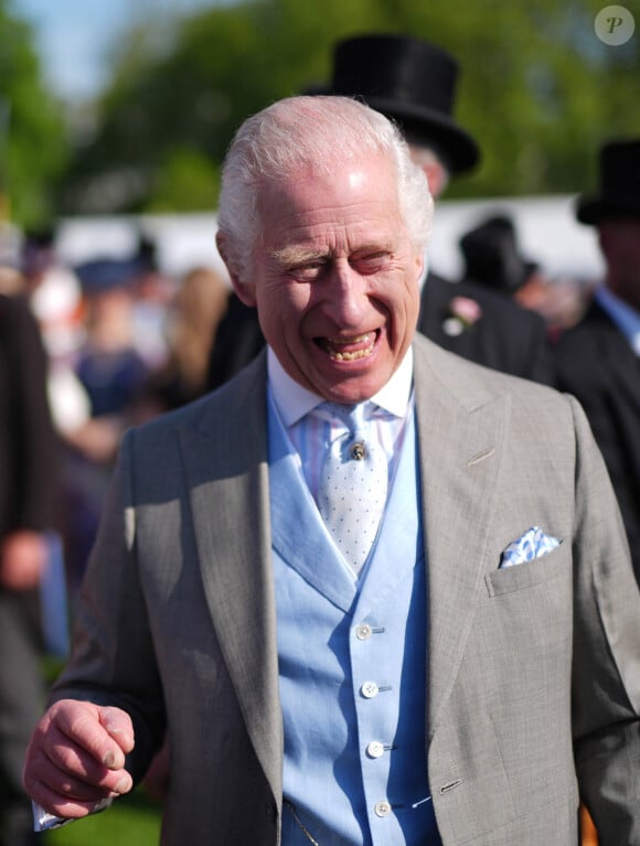 Le roi Charles III d'Angleterre et Camilla Parker Bowles, reine consort d'Angleterre, reçoivent des invités lors d'une Garden Party à Buckingham Palace à Londres, le 8 mai 2024. 