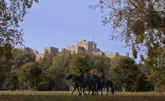 Et il a décidé que les riverains allaient payer l'entrée au château. 
Exclusif - Le prince Andrew, duc d'York monte à cheval au château de Windsor avec un groom et une amie, à Windsor, Royaume-Uni, le 23 octobre 2023. 