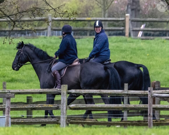 Le prince Andrew, duc d'York, monte à cheval dans le parc du château de Windsor le 15 avril 2023. 