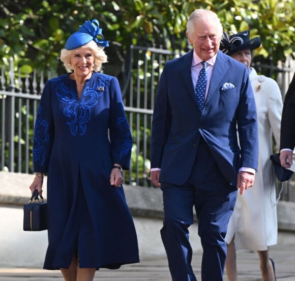 Le roi Charles III d'Angleterre et Camilla Parker Bowles, reine consort d'Angleterre, La princesse Anne - La famille royale du Royaume Uni arrive à la chapelle Saint George pour la messe de Pâques au château de Windsor le 9 avril 2023. 