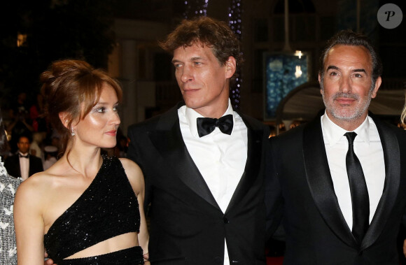 Anaïs Demoustier, Cédric Jimenez, Jean Dujardin - Montée des marches du film "Novembre" lors du 75ème Festival International du Film de Cannes, le 22 mai 2022. © Dominique Jacovides / Bestimage 