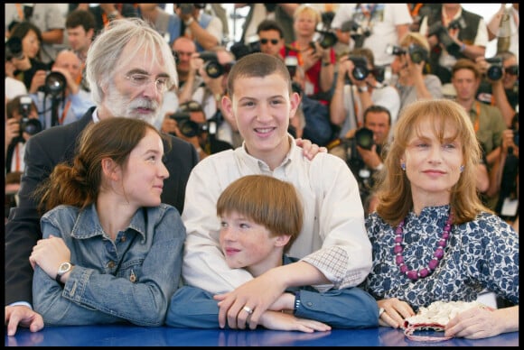 Et où l'annoncer mieux qu'à Cannes, où elle était apparue pour la première fois à 15 ans ?  
Michael Haneke, Hakim Taleb, Lucas Biscombe, Anaïs Demoustier et Isabelle Huppert - Photocall du film 'Le temps des Loups' au 56ème festival de Cannes, 20 mai 2003.