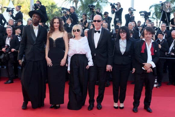 Baloji, Zoé Wittock, Emmanuelle Béart, Pascal Buron, Nathalie Chifflet, Gilles Porte (Jury Caméra d'Or) - Montée des marches du film « Marcello Mio » lors du 77ème Festival International du Film de Cannes, au Palais des Festivals à Cannes. Le 21 mai 2024 © Christophe Clovis / Bestimage 