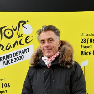 Gérard Holtz - Christian Estrosi, le maire de Nice, et Gérard Holtz assistent au dévoilement du compte à rebours Tissot du Grand Départ du Tour de France au marché de Noël à Nice, le 11 décembre 2019. © Bruno Bebert / Bestimage.