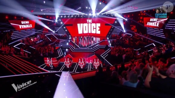 Elle a notamment évoqué des messages laissés par le candidat de "The Voice 10"
Plateau de "The Voice"