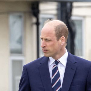 Comme le veut la procédure dans ce genre de cas, les Windsor doivent annuler les événements qui pourraient détourner l'attention des Britanniques de ces élections...
Le roi Charles III d'Angleterre remet officiellement le rôle de colonel en chef de l'Army Air Corps au prince William, prince de Galles à la base militaire Army Aviation Center de Middle Wallop, Hampshire, Royaume Uni, le 13 mai 2024. © GoffPhotos/Bestimage 