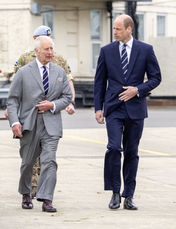 Comme le veut la procédure dans ce genre de cas, les Windsor doivent annuler les événements qui pourraient détourner l'attention des Britanniques de ces élections...
Le roi Charles III d'Angleterre remet officiellement le rôle de colonel en chef de l'Army Air Corps au prince William, prince de Galles à la base militaire Army Aviation Center de Middle Wallop, Hampshire, Royaume Uni, le 13 mai 2024. © GoffPhotos/Bestimage 