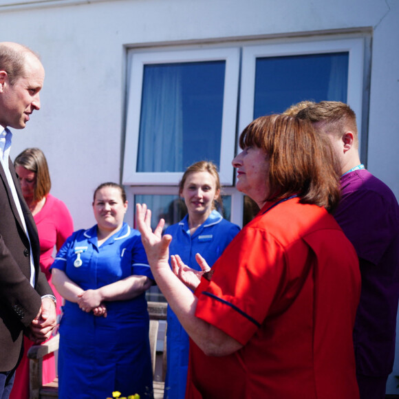 Le prince William, prince de Galles (duc de Cornouailles) lors d'une visite au port de St. Mary, porte maritime des îles Scilly, le 10 mai 2024. © Pool/Goff/Bestimage 