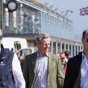 Le prince William, prince de Galles (duc de Cornouailles) lors d'une visite au port de St. Mary, porte maritime des îles Scilly, le 10 mai 2024. © Pool/Goff/Bestimage 