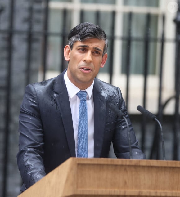 La maladie n'y est cette fois-ci pour rien, ouf ! Le Premier ministre britannique, Rishi Sunak, a demandé la dissolution du Parlement au roi. Charles III l'a autorisée
Le Premier ministre britannique Rishi Sunak a annoncé, surpris par la pluie, des élections générales anticipées pour le 4 juillet 2024, devant le 10 Downing Street, le 22 mai 2024. 