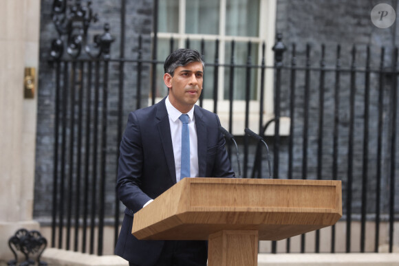 Le Premier ministre britannique Rishi Sunak a annoncé, surpris par la pluie, des élections générales anticipées pour le 4 juillet 2024, devant le 10 Downing Street, le 22 mai 2024. 