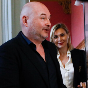 Sa compagne Nathalie a été entendue hier pendant plusieurs heures
Sébastien Cauet et sa compagne Nathalie Dartois au tribunal de commerce de Paris, France, le 18 mars 2028. L'animateur de radio a assigné la station en justice pour exiger son retour sur les ondes.© Christiophe Clovis/Bestimage