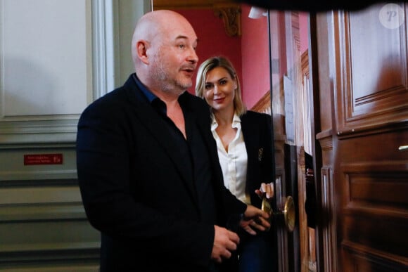 Sa compagne Nathalie a été entendue hier pendant plusieurs heures
Sébastien Cauet et sa compagne Nathalie Dartois au tribunal de commerce de Paris, France, le 18 mars 2028. L'animateur de radio a assigné la station en justice pour exiger son retour sur les ondes.© Christiophe Clovis/Bestimage