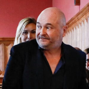 Cauet a été placé en garde à vue ce jeudi.
Sébastien Cauet et sa compagne Nathalie Dartois au tribunal de commerce de Paris. © Christiophe Clovis/Bestimage