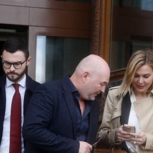 Sébastien Cauet et sa compagne Nathalie Dartois - Suspendu de l'antenne après une enquête pour viol, Sébastien Cauet réclame en justice son retour sur NRJ au tribunal de commerce de Paris, France, le 18 mars 2028. L'animateur de radio a assigné la station en justice pour exiger son retour sur les ondes. L'animateur, suspendu depuis novembre dernier de l'antenne de NRJ, fait désormais l'objet d'au moins 5 plaintes pour viol ou agression sexuelle. © Christiophe Clovis/Bestimage