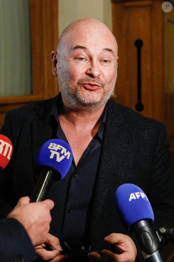 Suspendu de l'antenne après une enquête pour viol, Sébastien Cauet réclame en justice son retour sur NRJ au tribunal de commerce de Paris, France, le 18 mars 2028. L'animateur de radio a assigné la station en justice pour exiger son retour sur les ondes. L'animateur, suspendu depuis novembre dernier de l'antenne de NRJ, fait désormais l'objet d'au moins 5 plaintes pour viol ou agression sexuelle. © Christiophe Clovis/Bestimage