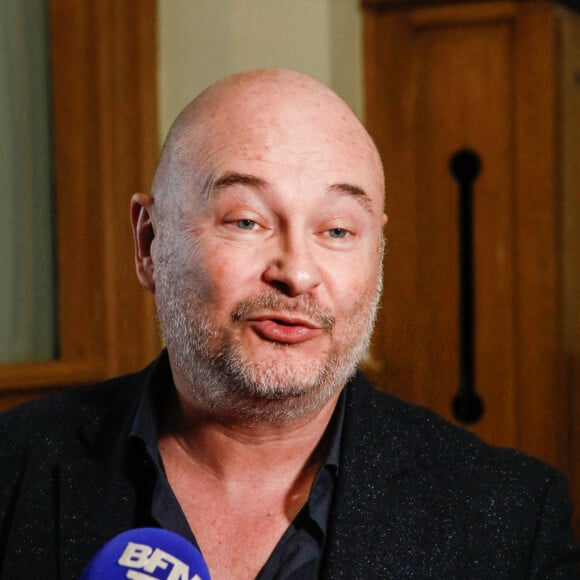 Suspendu de l'antenne après une enquête pour viol, Sébastien Cauet réclame en justice son retour sur NRJ au tribunal de commerce de Paris, France, le 18 mars 2028. L'animateur de radio a assigné la station en justice pour exiger son retour sur les ondes. L'animateur, suspendu depuis novembre dernier de l'antenne de NRJ, fait désormais l'objet d'au moins 5 plaintes pour viol ou agression sexuelle. © Christiophe Clovis/Bestimage