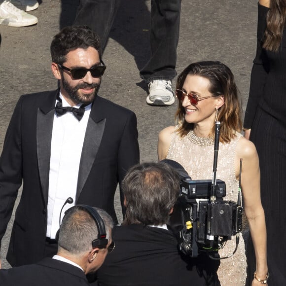 Une apparition à deux qui n'a pas manqué d'être remarquée
Benjamin Mahon de Monaghan et sa compagne Camille Cottin - Montée des marches du film " L'amour ouf " lors du 77ème Festival International du Film de Cannes, au Palais des Festivals à Cannes. Le 23 mai 2024 © Olivier Borde / Pool / Bestimage 