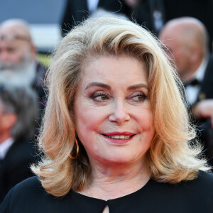 Catherine Deneuve a dévoilé un petit secret sur le tapis rouge ce jeudi ! 
Catherine Deneuve - Montée des marches du film " L'amour ouf " lors du 77ème Festival International du Film de Cannes, au Palais des Festivals à Cannes. © Bruno Bebert / Bestimage 