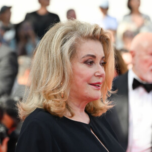 Mais qui rajoutait du charme à son élégance déjà innée ! 
Catherine Deneuve - Montée des marches du film " L'amour ouf " lors du 77ème Festival International du Film de Cannes, au Palais des Festivals à Cannes. Le 23 mai 2024 © Bruno Bebert / Bestimage 