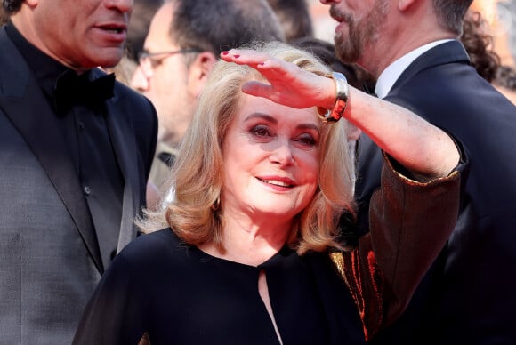 Et s'est offert une petite séance supplémentaire avec "L'Amour Ouf" !
Catherine Deneuve - Montée des marches du film " L'amour ouf " lors du 77ème Festival International du Film de Cannes, au Palais des Festivals à Cannes. Le 23 mai 2024 © Jacovides-Moreau / Bestimage 