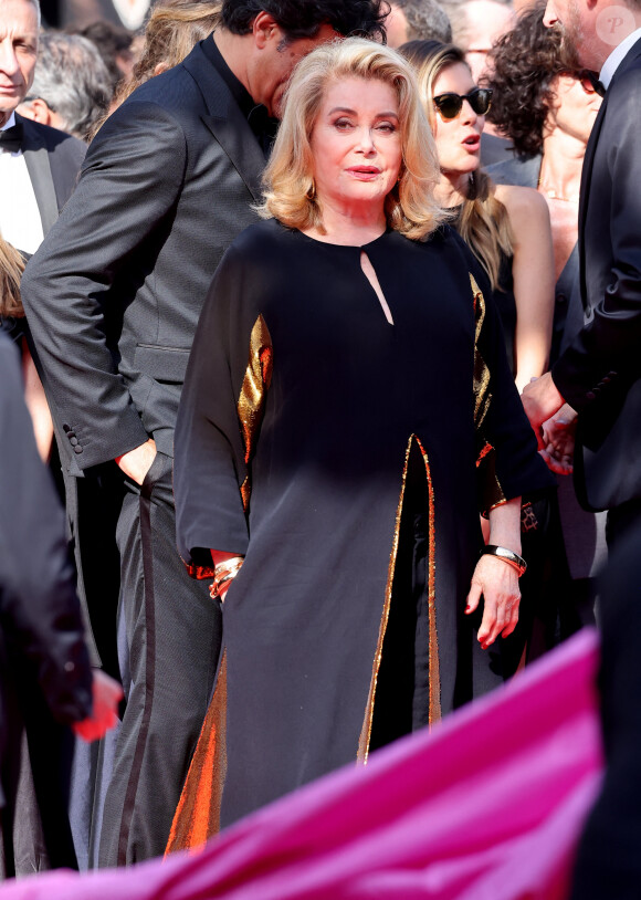 Catherine Deneuve - Montée des marches du film " L'amour ouf " lors du 77ème Festival International du Film de Cannes, au Palais des Festivals à Cannes. Le 23 mai 2024 © Jacovides-Moreau / Bestimage 