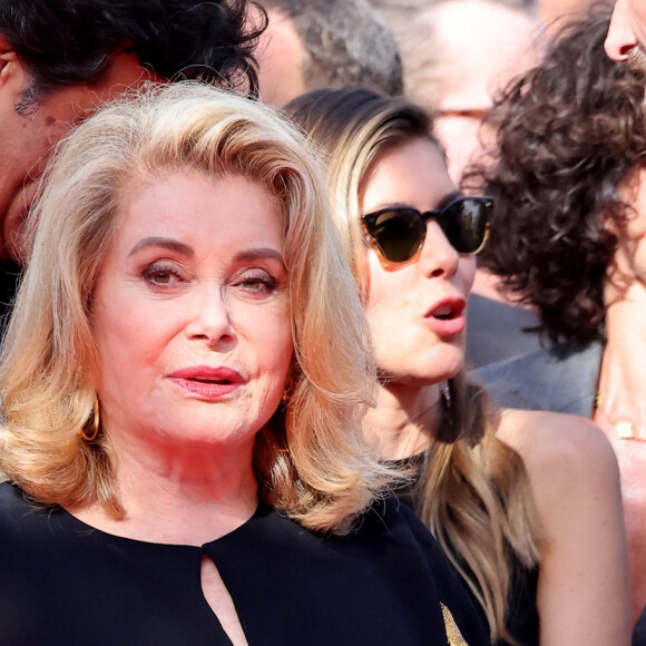 Catherine Deneuve - Montée des marches du film " L'amour ouf " lors du 77ème Festival International du Film de Cannes, au Palais des Festivals à Cannes. Le 23 mai 2024 © Jacovides-Moreau / Bestimage 