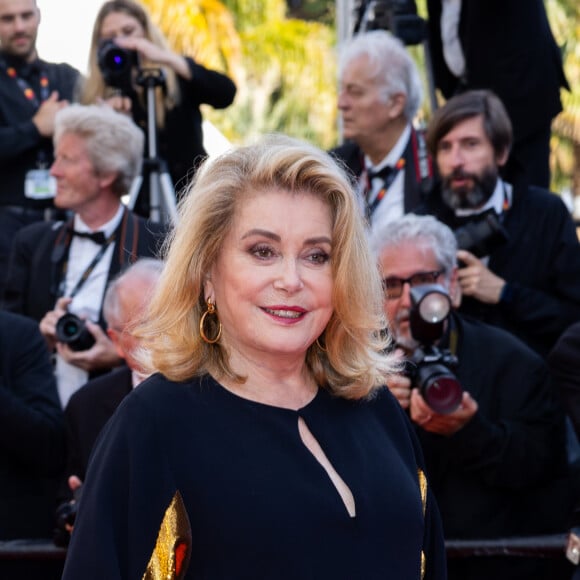 Catherine Deneuve - Montée des marches du film " L'amour ouf " lors du 77ème Festival International du Film de Cannes, au Palais des Festivals à Cannes. Le 23 mai 2024 © Olivier Borde / Bestimage 