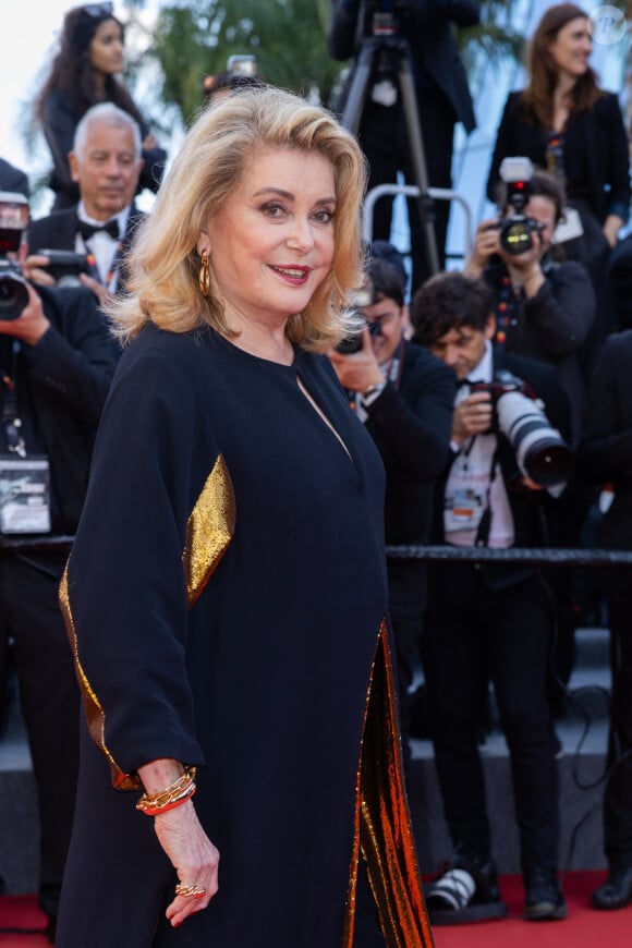 Catherine Deneuve - Montée des marches du film " L'amour ouf " lors du 77ème Festival International du Film de Cannes, au Palais des Festivals à Cannes. Le 23 mai 2024 © Olivier Borde / Bestimage 