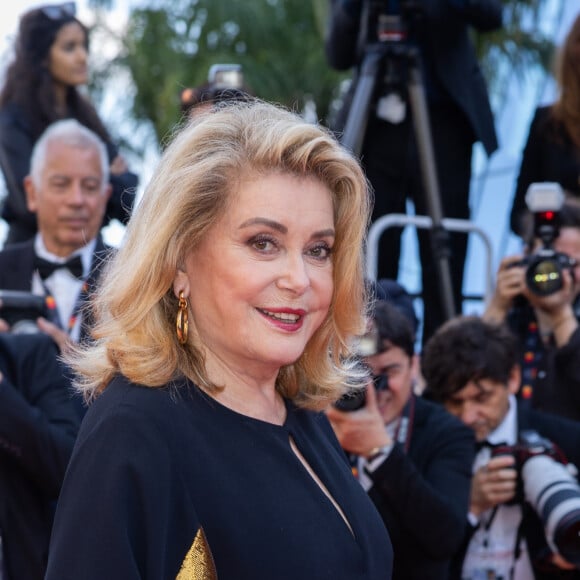 Catherine Deneuve - Montée des marches du film " L'amour ouf " lors du 77ème Festival International du Film de Cannes, au Palais des Festivals à Cannes. Le 23 mai 2024 © Olivier Borde / Bestimage 