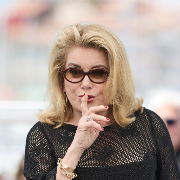 Catherine Deneuve - Photocall du film "Marcello Mio" (Compétition) lors du 77ème Festival International du Film de Cannes (14 - 25 mai 2024), le 22 mai 2024. © Moreau / Jacovides / Bestimage 